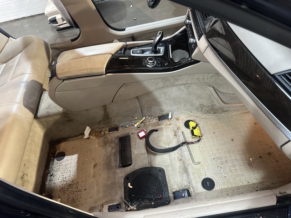 Detailing auto/recondiționat interioare piele/ material