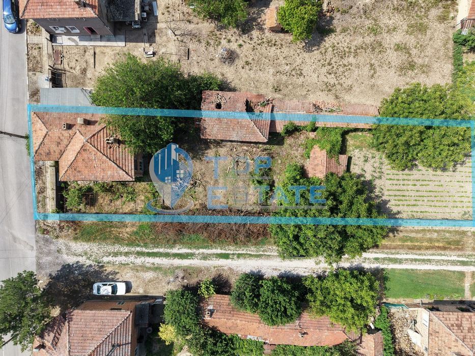 Двуетажна тухлена къща в село Драгомирово
