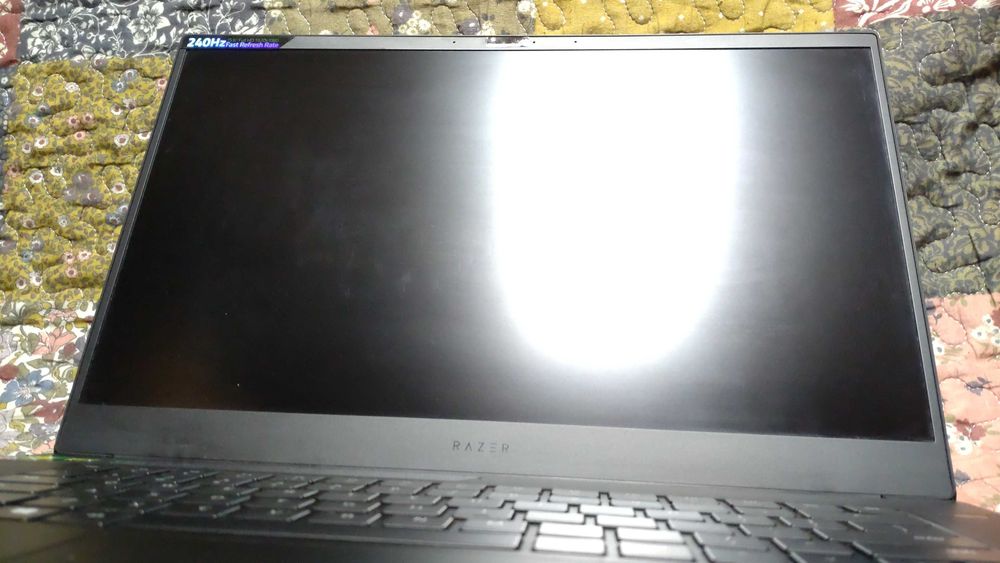 Razer Blade 15 - i7 9750H | RTX 2080 Max Q 8GB vRAM | 32GB DDR4 | 512GB SSD | 240HZ FHD 15.6"