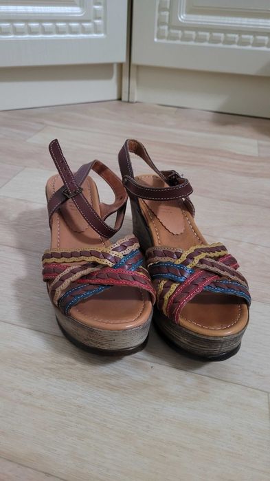 Босоножки женски