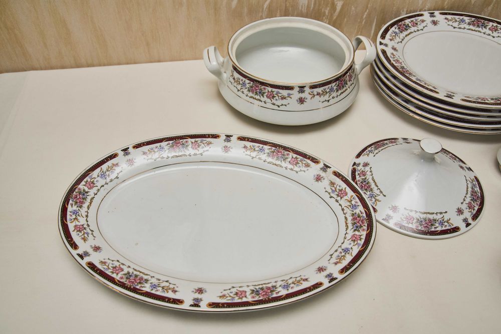 Набор посуды от сервиза.