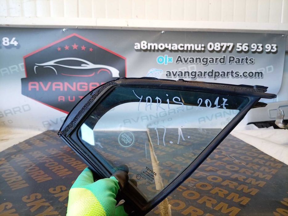 Toyota Yaris III предно ляво стъкло