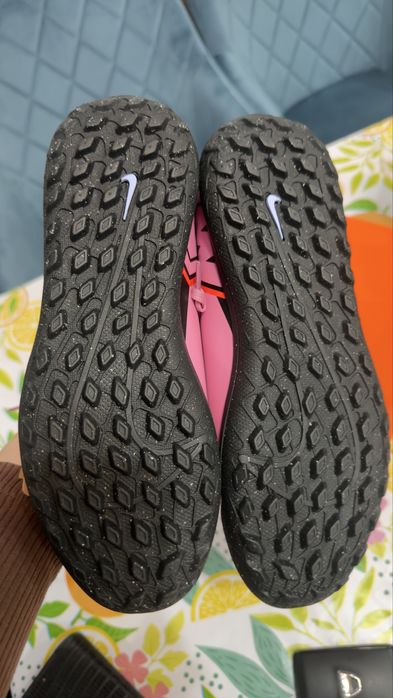 Чисто нови обувки за футбол