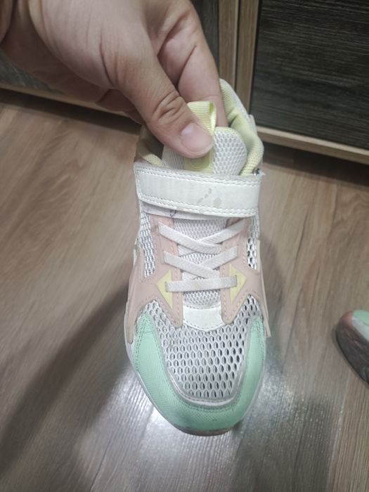 Продам кроссовки Котофей