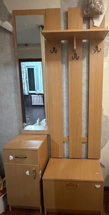 Продам шкаф и прихожую .