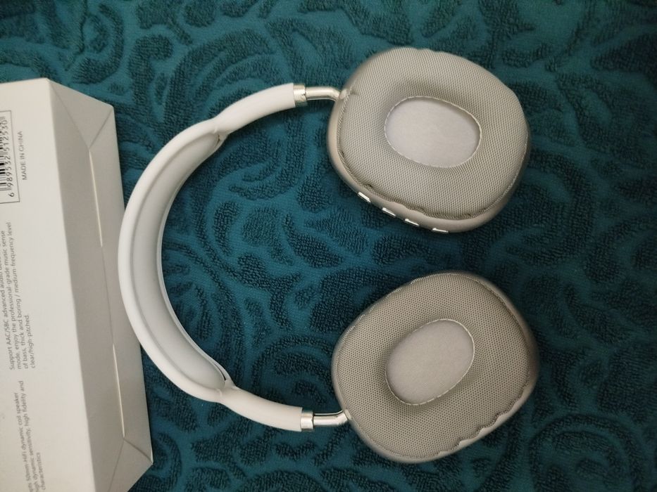 Новые наушники в коробке.