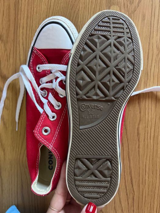 Червени кецове CONVERSE