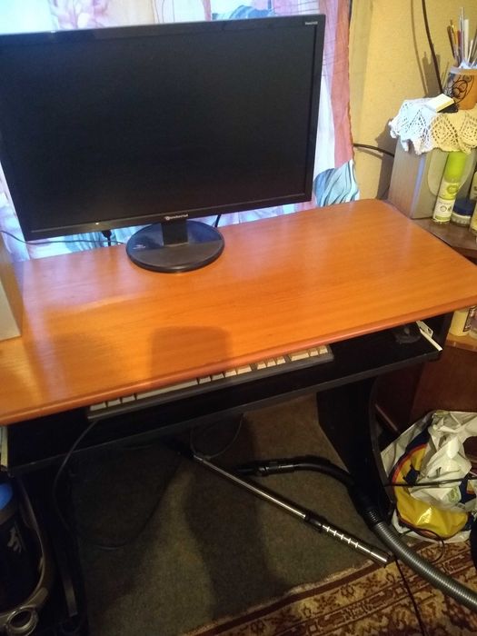 Бюро за компютър с плъзгаща табла