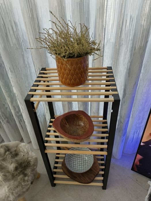 красива етажерка на 3 нива за дома или офиса.