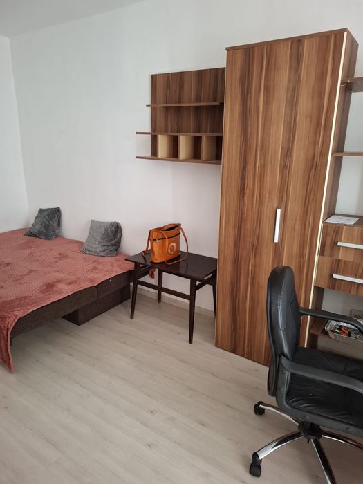Garsonieră 36 mp, mobilată și utilată complet, etaj 3, zonă foarte bună, aer condiționat și boiler.