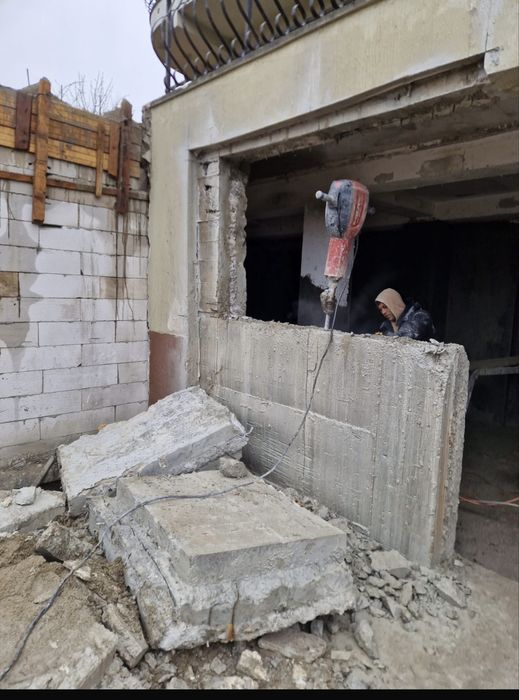 Demolari taiat spart, santuri electrice