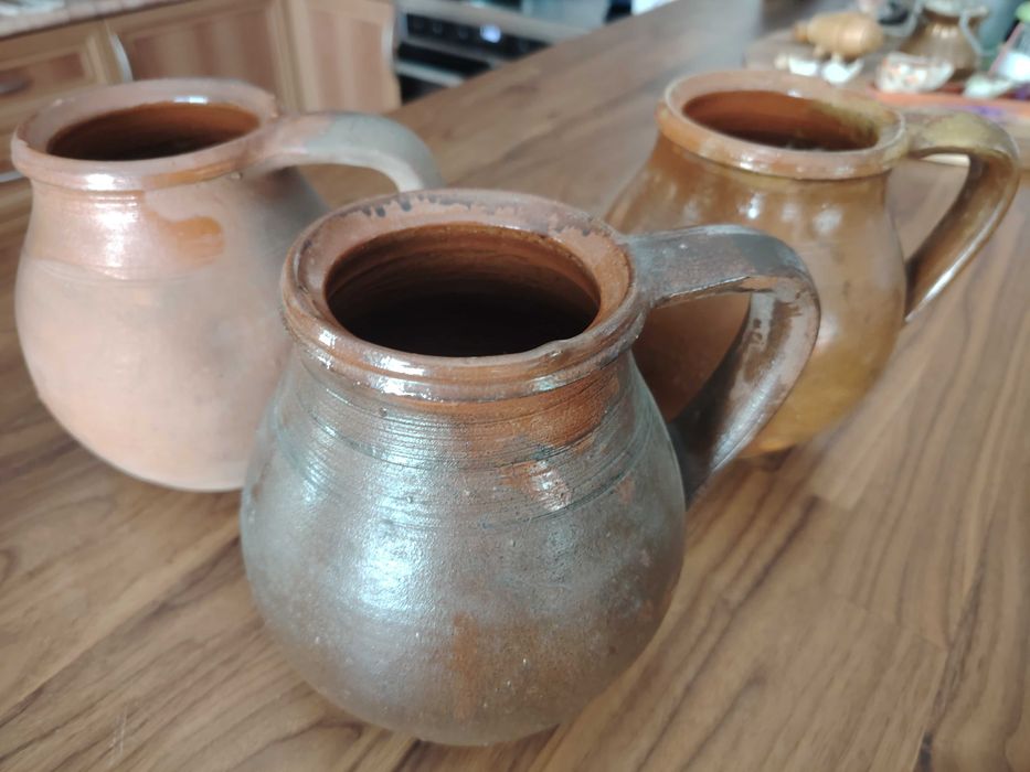 Три стари глинени кани