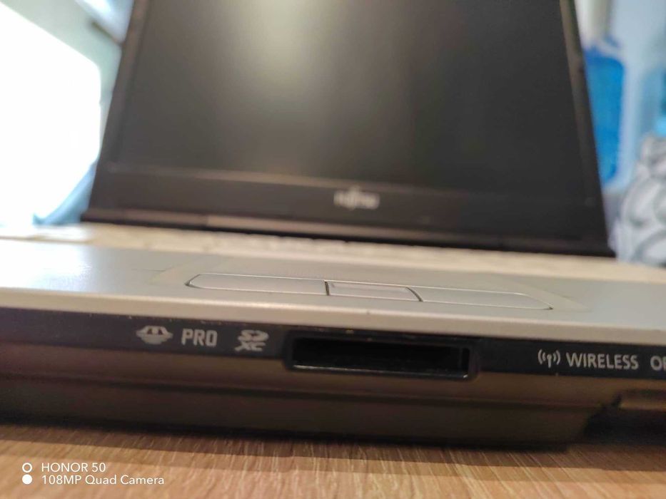 Лаптоп FUJITSU windows 10, CORE i5 intel inside, много компактен!