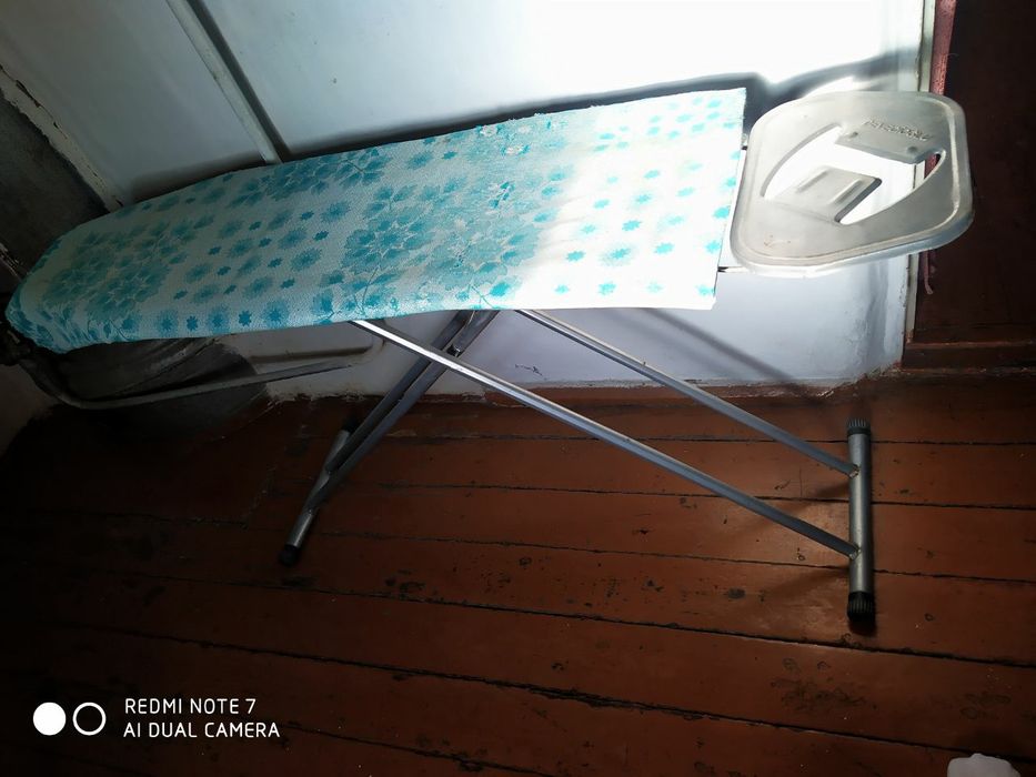 Гладильная доска , высота регулируется , ширина-35см , длина-1м.15 см.