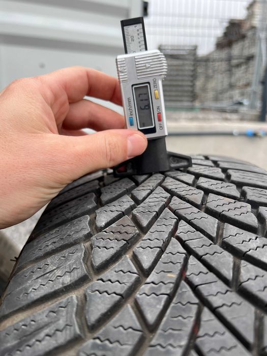Продавам 4бр. зимни гуми Bridgestone BLIZZAK LM005 215/65/17 DOT2624!