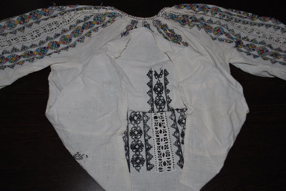 ie cu margele cusuta manual peste 100 ani vechime