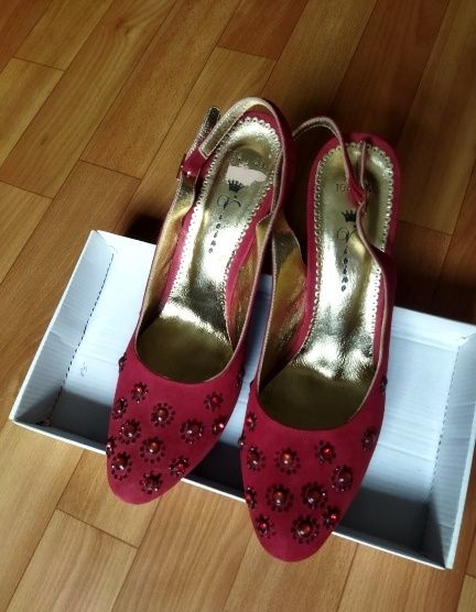 Босоножки закрытого типа