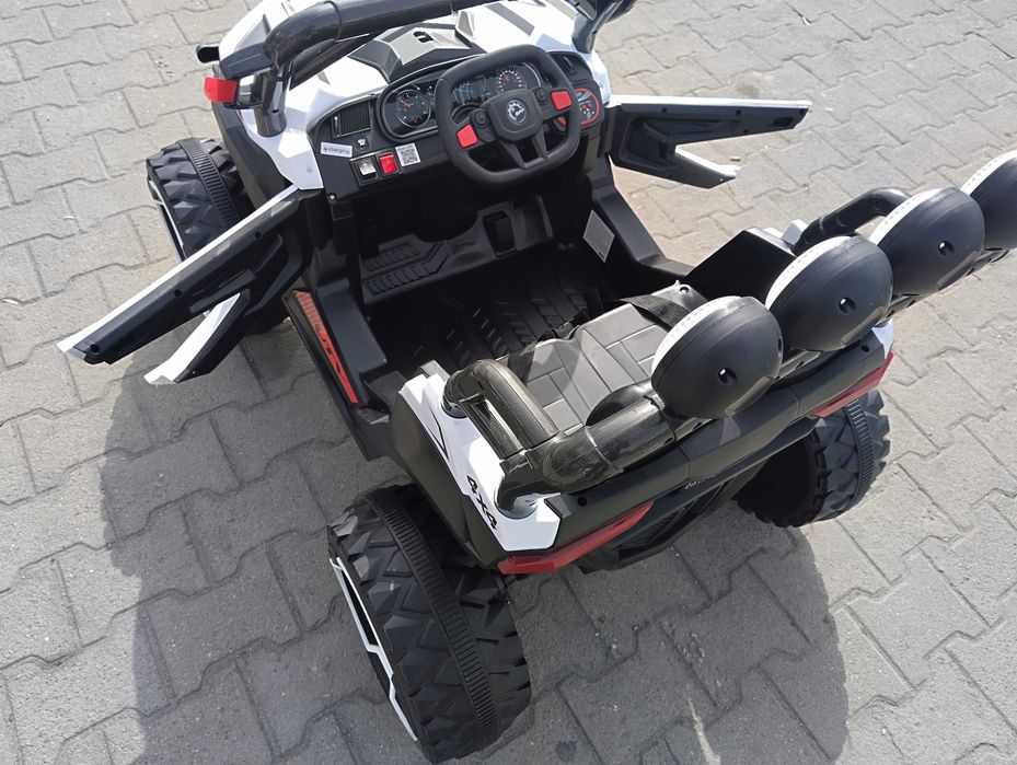 SAFARI двуместен акумулаторен джип JAKARTA 4x4 бял