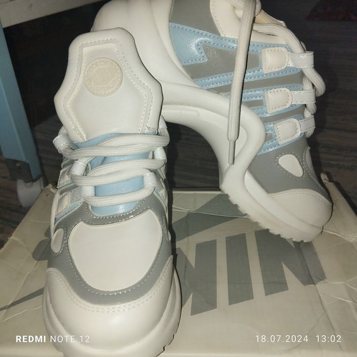 Продам туфли ,кроссы 37 рр барлыгы.