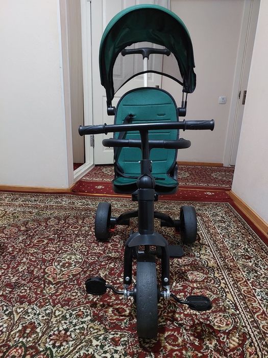 Велоколяска зеленного цвета.