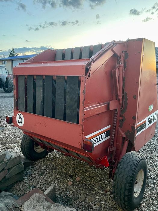 Presa de baloti rotunzi balotiera Fiatagri Hesston 5640 mica de deal recent adusa