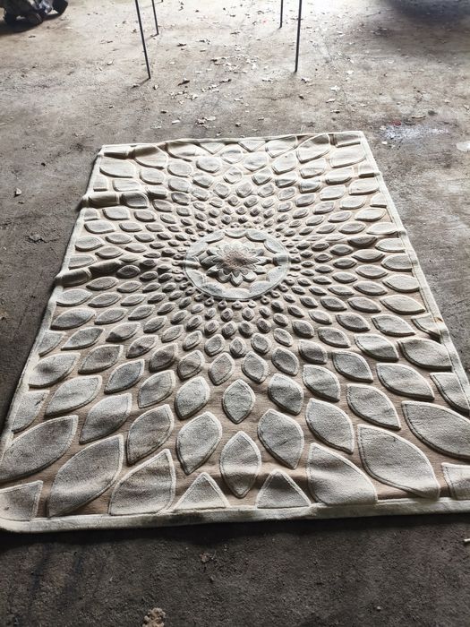 Ковры и люстра для дома