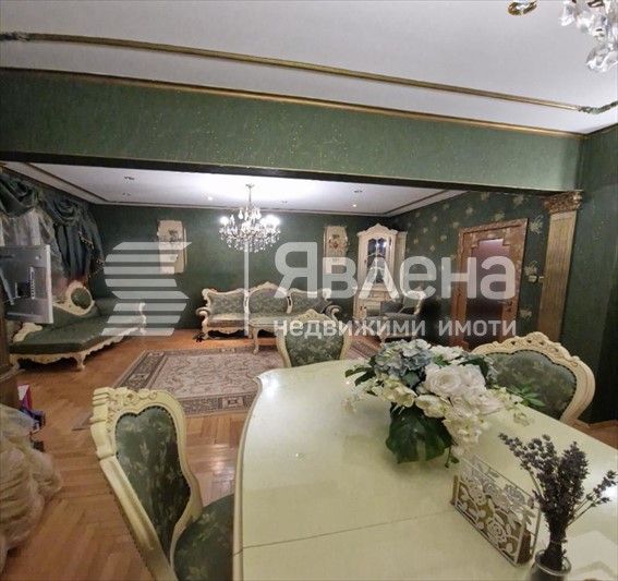 Тристаен луксозно обзведен до морската градина!