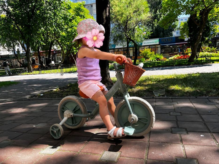 Bicicletă pentru copii cu roți ajutătoare