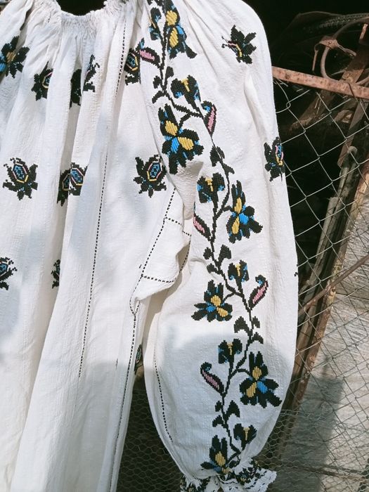 Cămașă tradițională cu margele/ie veche cu poale