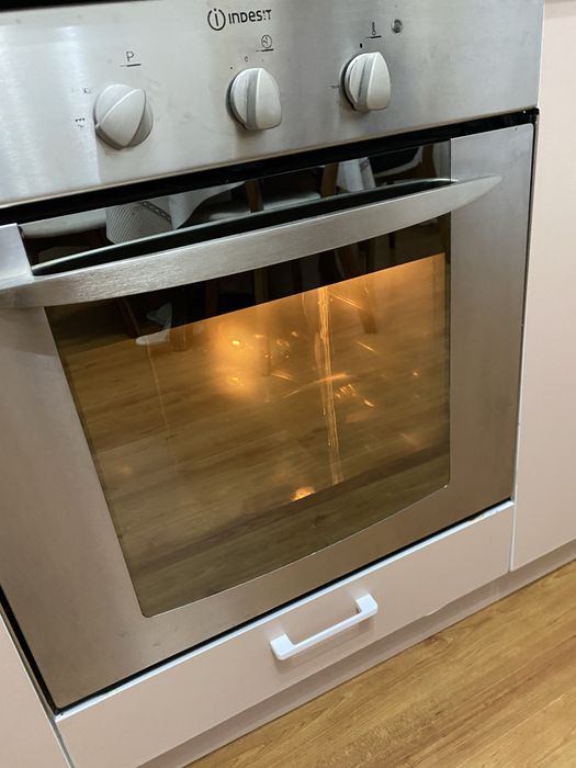 Духовка Indesit.