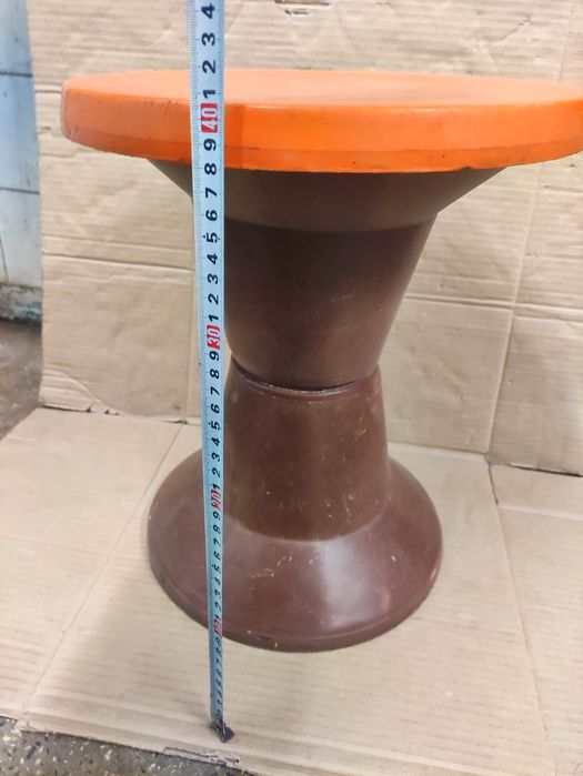 Продавам две стари табуретки: дървена и пластмасова