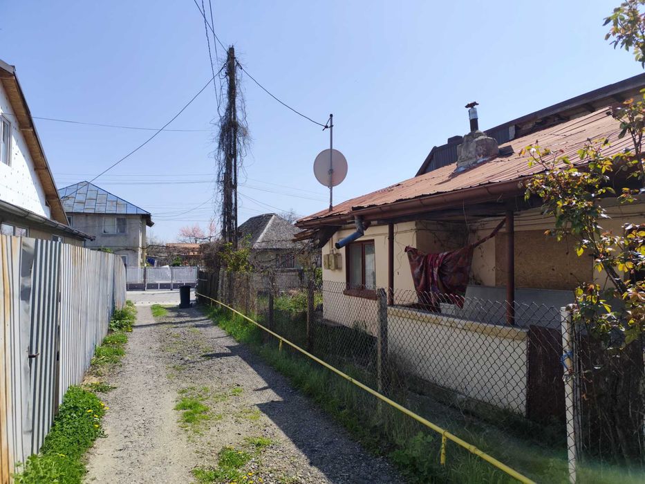 La 3 km de Campina, in Banesti, casa batraneasca, teren 584 mp