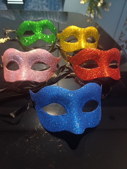 Карнавальные маски для мужчин и женщин