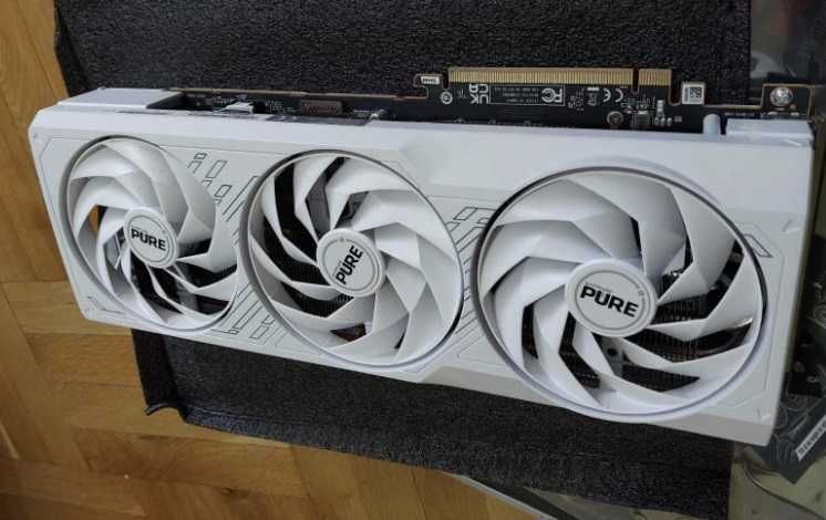 RX 7700 XT 12GB - Gigabyte Gaming OC, Sapphire Pure Gaming OC