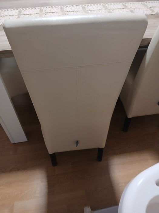 Masa +6 scaune din piele,masa are 1600lungime,89 lățime si 76 inaltime sânt ca noi