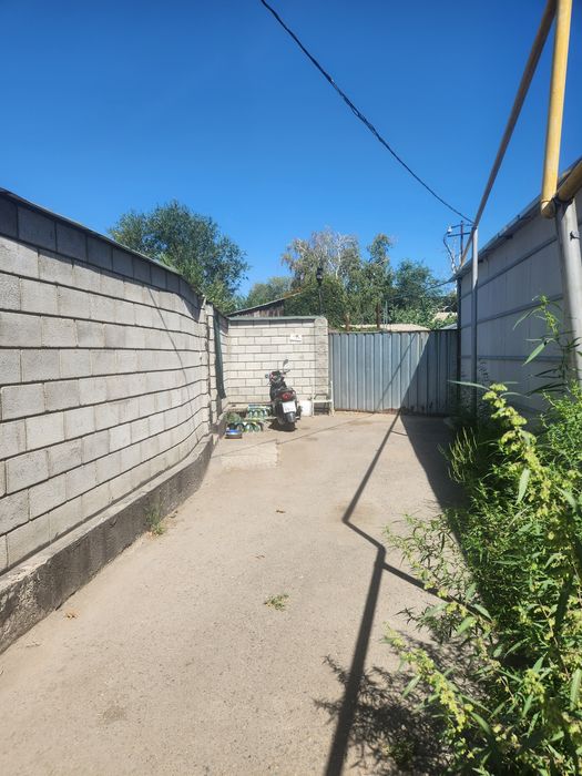 Участок с постройками