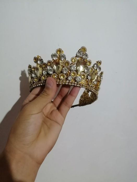 Kelinlar uchun arzon liboslar toji va oyoq kiyimi srochna sotiladi