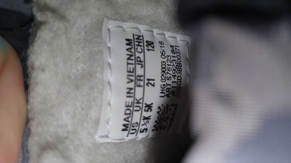 Adidas   21 размер сапожки оригинальные  продам
