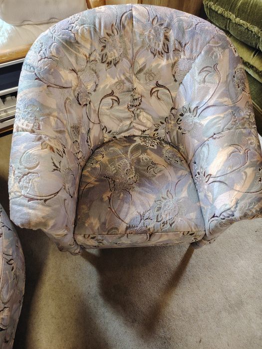 Set canapea cu două fotolii.