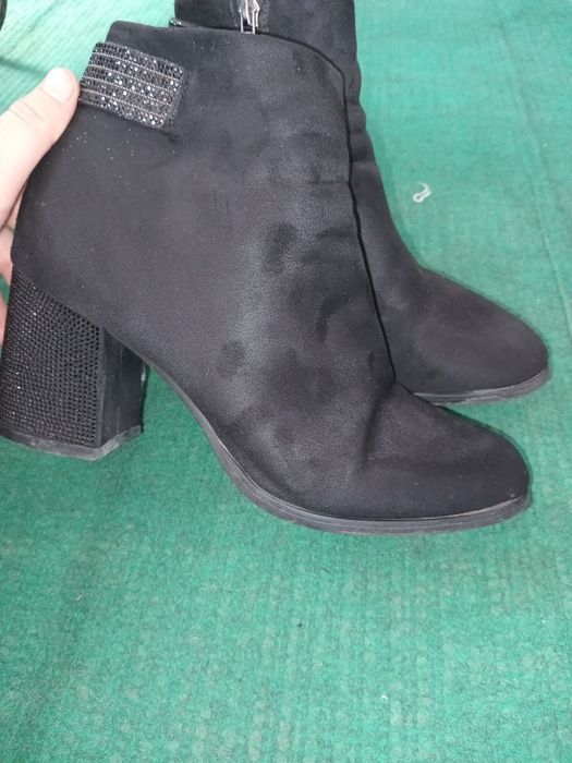 Ayollar poyabzali tufli va kalta etik