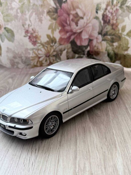 Колекционерски модели  BMW M5  1/18