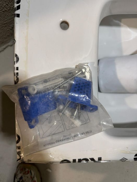 Нова туалетна чиния