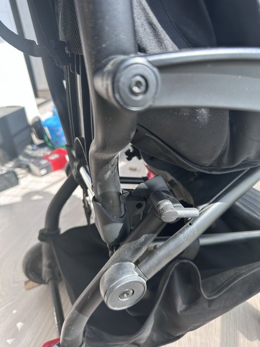 Коляска не рабочая bbyuyu