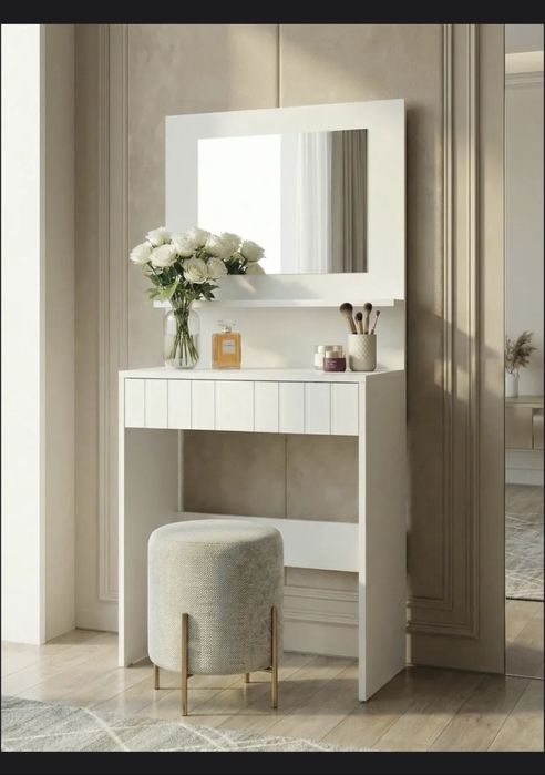 Туалетный столик с зеркалом