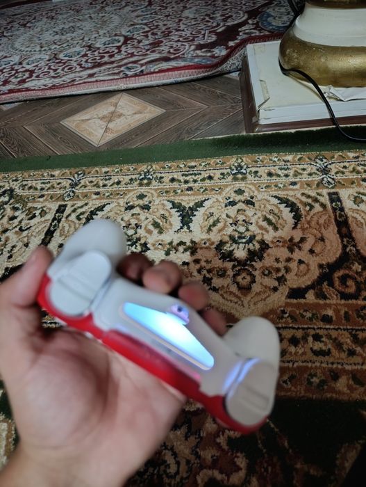 Продам игровую приставку ps4