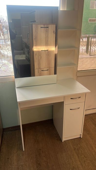 Дамский стол с зеркалом