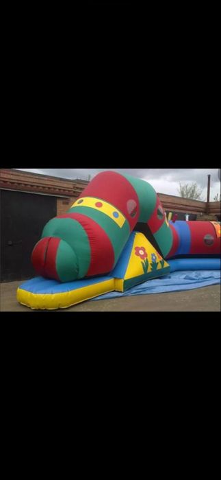 Надувной батут лаберинт Гусеница аттракцион