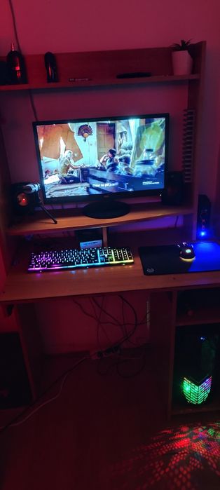 Vând PC, mai multe detalii in privat