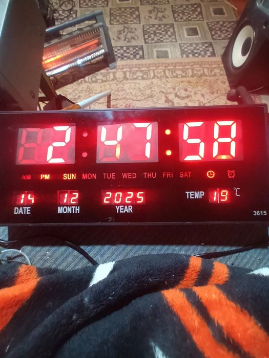 Ceas perete.cu alarmâ temperaturâ etc