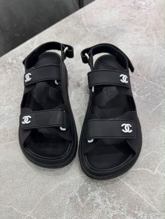 Сандали Chanel.